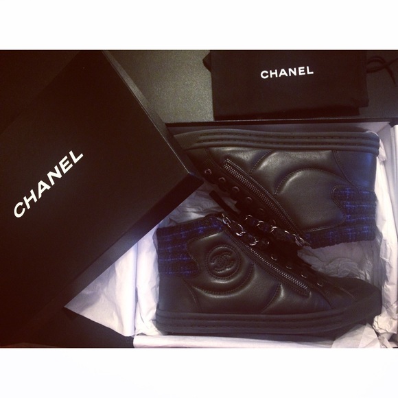 Chanel tennis shoes with leather & tweed detail - Picture 2 of 8